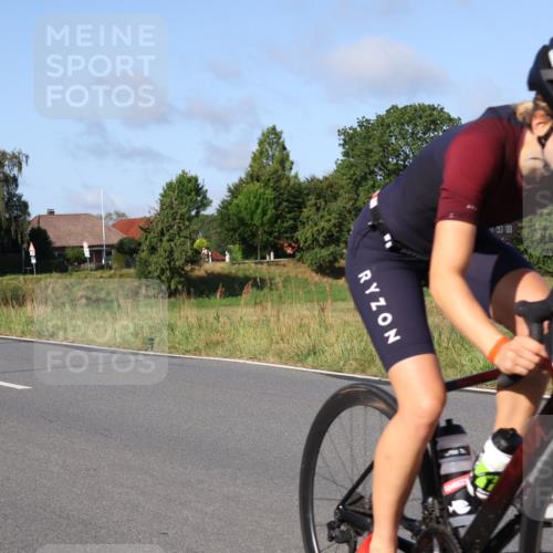 25.08.2024 - Elbe Triathlon Hamburg Fuchs,  Jonas http://msf.ph/oto/6840392 25.08.2024 09:38:10 Radfahren 296, 489, 365, 369, 120 meine-sportfotos.de