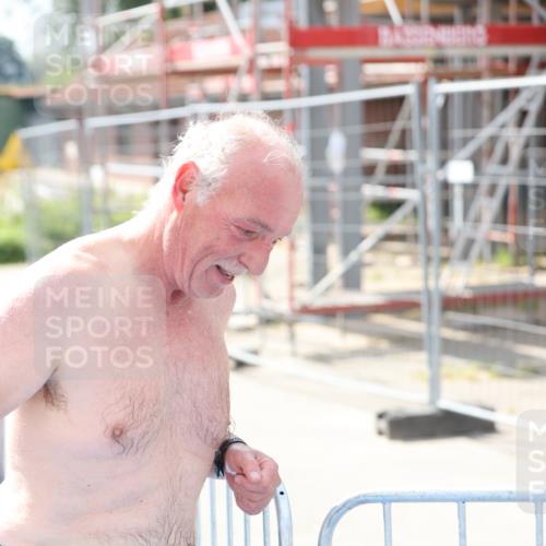 25.08.2024 - Elbe Triathlon Hamburg H.Heesch http://msf.ph/oto/6840566 25.08.2024 14:08:27 Schwimmen 32 meine-sportfotos.de
