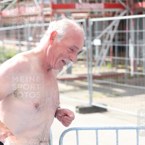 25.08.2024 - Elbe Triathlon Hamburg H.Heesch http://msf.ph/oto/6840582 25.08.2024 14:08:27 Schwimmen 32 meine-sportfotos.de