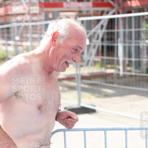 25.08.2024 - Elbe Triathlon Hamburg H.Heesch http://msf.ph/oto/6840589 25.08.2024 14:08:27 Schwimmen 32 meine-sportfotos.de