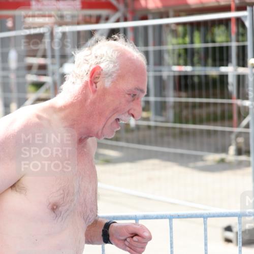 25.08.2024 - Elbe Triathlon Hamburg H.Heesch http://msf.ph/oto/6840605 25.08.2024 14:08:27 Schwimmen 32 meine-sportfotos.de