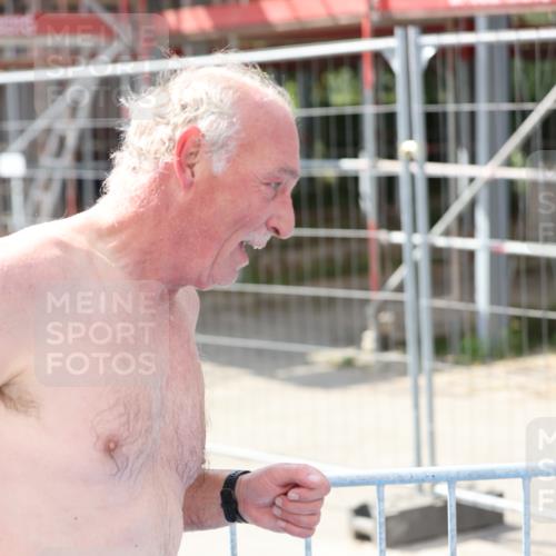25.08.2024 - Elbe Triathlon Hamburg H.Heesch http://msf.ph/oto/6840618 25.08.2024 14:08:27 Schwimmen 32 meine-sportfotos.de