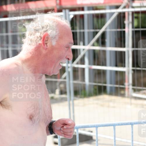 25.08.2024 - Elbe Triathlon Hamburg H.Heesch http://msf.ph/oto/6840632 25.08.2024 14:08:27 Schwimmen 32 meine-sportfotos.de