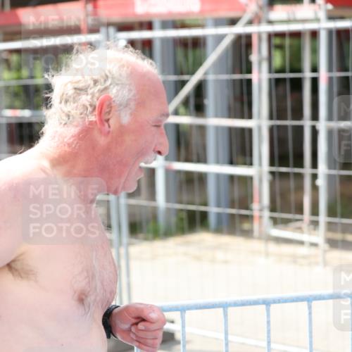 25.08.2024 - Elbe Triathlon Hamburg H.Heesch http://msf.ph/oto/6840641 25.08.2024 14:08:27 Schwimmen 32 meine-sportfotos.de