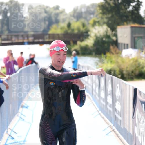 25.08.2024 - Elbe Triathlon Hamburg H.Heesch http://msf.ph/oto/6840990 25.08.2024 14:33:31 Schwimmen  meine-sportfotos.de