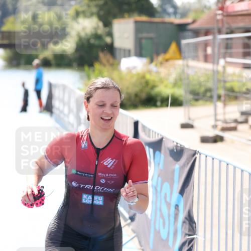 25.08.2024 - Elbe Triathlon Hamburg H.Heesch http://msf.ph/oto/6841250 25.08.2024 14:33:53 Schwimmen  meine-sportfotos.de