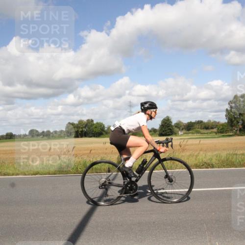 25.08.2024 - Elbe Triathlon Hamburg Fuchs,  Jonas http://msf.ph/oto/6841361 25.08.2024 11:17:23 Radfahren 1692, 1694, 1699 meine-sportfotos.de