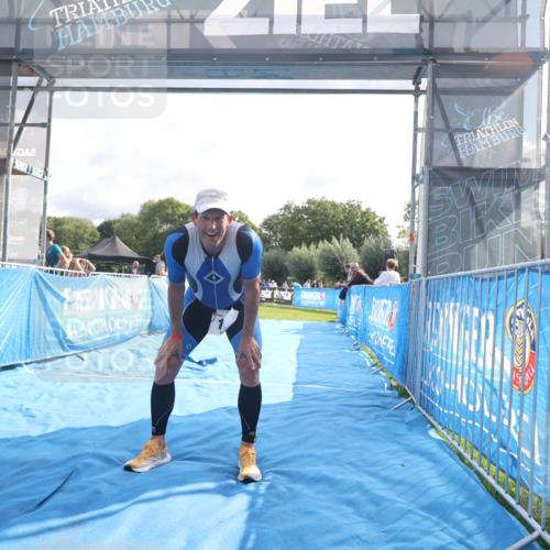25.08.2024 - Elbe Triathlon Hamburg H.Heesch http://msf.ph/oto/6841714 25.08.2024 10:28:36 Ziel 176 meine-sportfotos.de