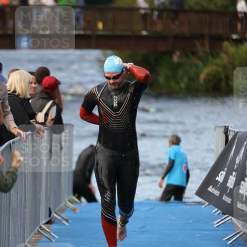 25.08.2024 - Elbe Triathlon Hamburg H.Heesch http://msf.ph/oto/6841887 25.08.2024 08:45:10 Schwimmen 168, 169 meine-sportfotos.de