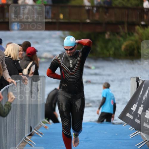 25.08.2024 - Elbe Triathlon Hamburg H.Heesch http://msf.ph/oto/6841896 25.08.2024 08:45:10 Schwimmen 168, 169 meine-sportfotos.de