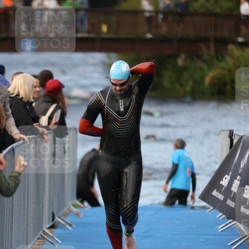 25.08.2024 - Elbe Triathlon Hamburg H.Heesch http://msf.ph/oto/6841904 25.08.2024 08:45:10 Schwimmen 168, 169 meine-sportfotos.de