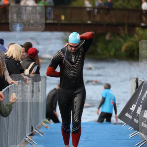 25.08.2024 - Elbe Triathlon Hamburg H.Heesch http://msf.ph/oto/6841923 25.08.2024 08:45:10 Schwimmen 168, 169 meine-sportfotos.de