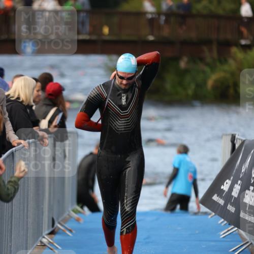 25.08.2024 - Elbe Triathlon Hamburg H.Heesch http://msf.ph/oto/6841932 25.08.2024 08:45:10 Schwimmen 168, 169 meine-sportfotos.de