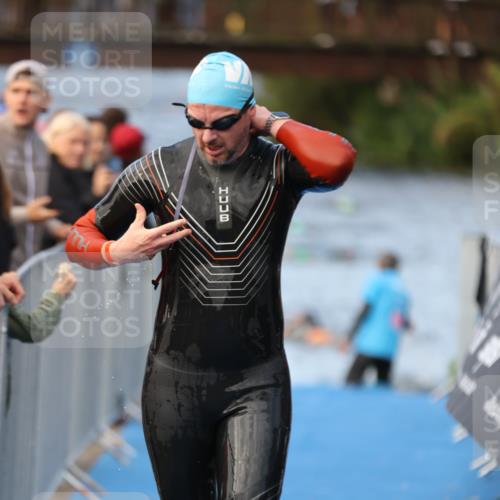 25.08.2024 - Elbe Triathlon Hamburg H.Heesch http://msf.ph/oto/6841959 25.08.2024 08:45:12 Schwimmen 168 meine-sportfotos.de