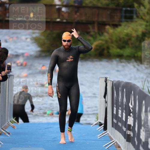 25.08.2024 - Elbe Triathlon Hamburg H.Heesch http://msf.ph/oto/6842118 25.08.2024 08:45:28 Schwimmen 157, 158 meine-sportfotos.de