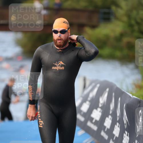 25.08.2024 - Elbe Triathlon Hamburg H.Heesch http://msf.ph/oto/6842139 25.08.2024 08:45:32 Schwimmen 157, 158, 159 meine-sportfotos.de