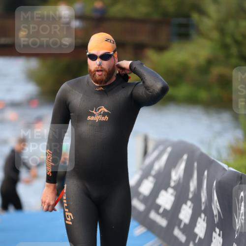 25.08.2024 - Elbe Triathlon Hamburg H.Heesch http://msf.ph/oto/6842142 25.08.2024 08:45:32 Schwimmen 157, 158, 159 meine-sportfotos.de