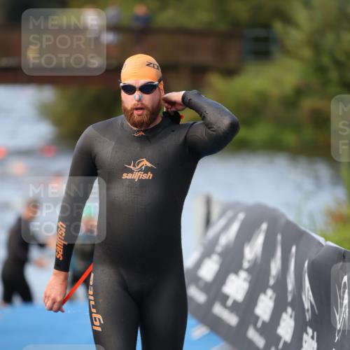 25.08.2024 - Elbe Triathlon Hamburg H.Heesch http://msf.ph/oto/6842148 25.08.2024 08:45:32 Schwimmen 157, 158, 159 meine-sportfotos.de