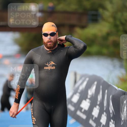 25.08.2024 - Elbe Triathlon Hamburg H.Heesch http://msf.ph/oto/6842150 25.08.2024 08:45:32 Schwimmen 157, 158, 159 meine-sportfotos.de