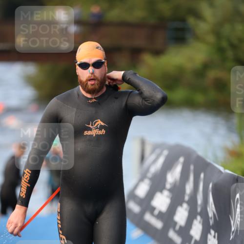 25.08.2024 - Elbe Triathlon Hamburg H.Heesch http://msf.ph/oto/6842160 25.08.2024 08:45:32 Schwimmen 157, 158, 159 meine-sportfotos.de