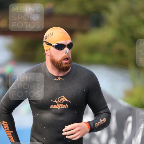 25.08.2024 - Elbe Triathlon Hamburg H.Heesch http://msf.ph/oto/6842171 25.08.2024 08:45:33 Schwimmen 157, 158, 159 meine-sportfotos.de