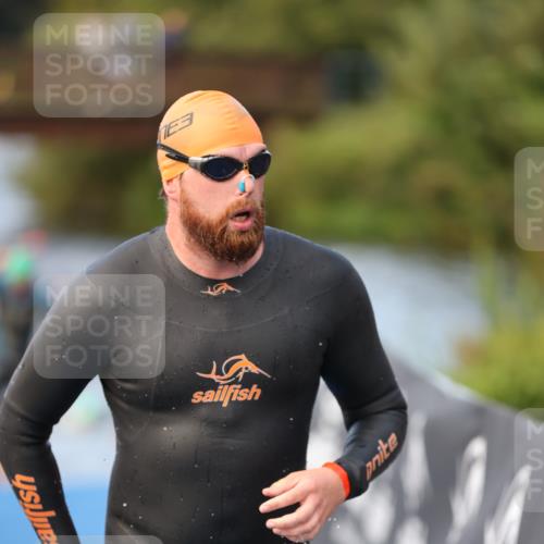25.08.2024 - Elbe Triathlon Hamburg H.Heesch http://msf.ph/oto/6842175 25.08.2024 08:45:33 Schwimmen 157, 158, 159 meine-sportfotos.de