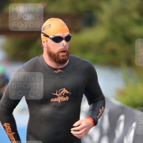 25.08.2024 - Elbe Triathlon Hamburg H.Heesch http://msf.ph/oto/6842181 25.08.2024 08:45:34 Schwimmen 157, 158, 159 meine-sportfotos.de