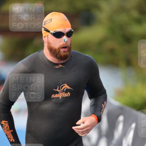 25.08.2024 - Elbe Triathlon Hamburg H.Heesch http://msf.ph/oto/6842184 25.08.2024 08:45:34 Schwimmen 157, 158, 159 meine-sportfotos.de