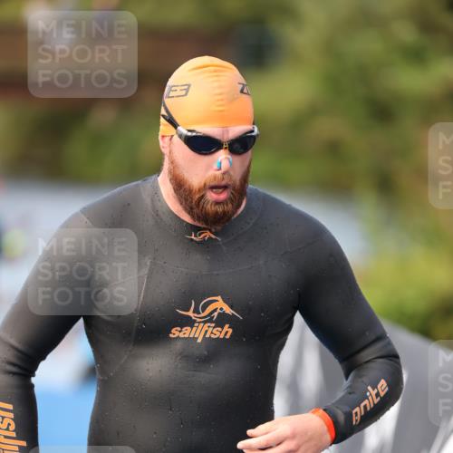 25.08.2024 - Elbe Triathlon Hamburg H.Heesch http://msf.ph/oto/6842218 25.08.2024 08:45:34 Schwimmen 157, 158, 159 meine-sportfotos.de