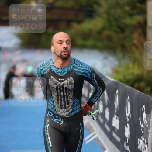 25.08.2024 - Elbe Triathlon Hamburg H.Heesch http://msf.ph/oto/6842258 25.08.2024 08:45:41 Schwimmen 126, 157, 158, 159 meine-sportfotos.de