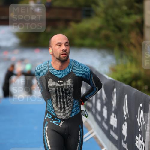 25.08.2024 - Elbe Triathlon Hamburg H.Heesch http://msf.ph/oto/6842262 25.08.2024 08:45:41 Schwimmen 126, 157, 158, 159 meine-sportfotos.de