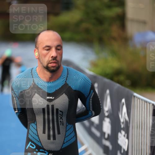 25.08.2024 - Elbe Triathlon Hamburg H.Heesch http://msf.ph/oto/6842307 25.08.2024 08:45:41 Schwimmen 126, 157, 158, 159 meine-sportfotos.de