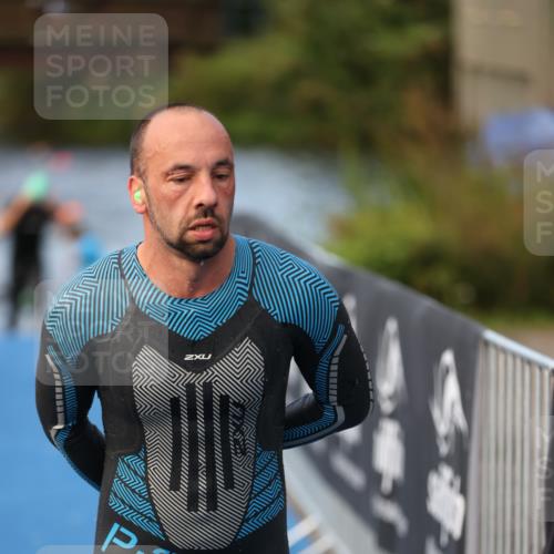 25.08.2024 - Elbe Triathlon Hamburg H.Heesch http://msf.ph/oto/6842312 25.08.2024 08:45:41 Schwimmen 126, 157, 158, 159 meine-sportfotos.de