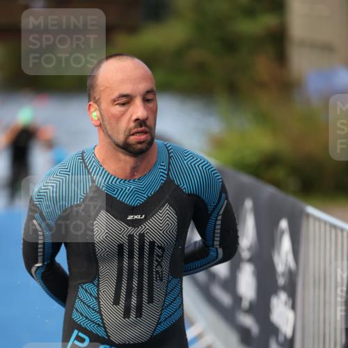 25.08.2024 - Elbe Triathlon Hamburg H.Heesch http://msf.ph/oto/6842314 25.08.2024 08:45:41 Schwimmen 126, 157, 158, 159 meine-sportfotos.de