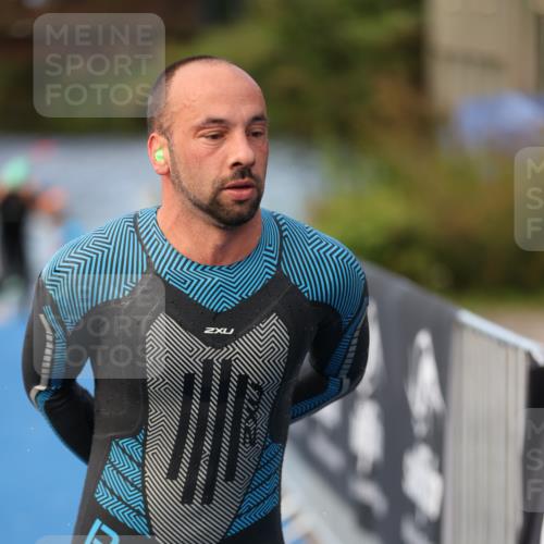 25.08.2024 - Elbe Triathlon Hamburg H.Heesch http://msf.ph/oto/6842334 25.08.2024 08:45:42 Schwimmen 126, 157, 158, 159 meine-sportfotos.de
