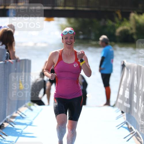 25.08.2024 - Elbe Triathlon Hamburg H.Heesch http://msf.ph/oto/6842544 25.08.2024 14:37:32 Schwimmen  meine-sportfotos.de