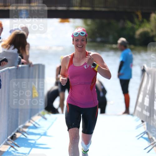 25.08.2024 - Elbe Triathlon Hamburg H.Heesch http://msf.ph/oto/6842564 25.08.2024 14:37:32 Schwimmen  meine-sportfotos.de