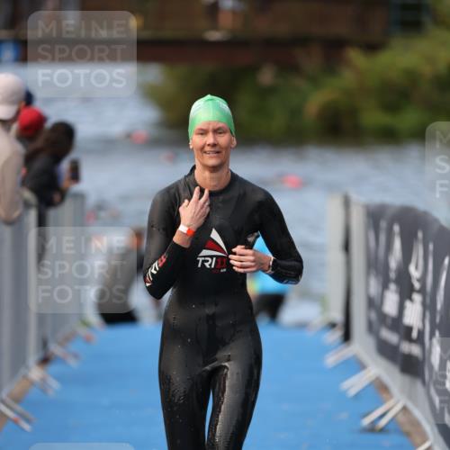 25.08.2024 - Elbe Triathlon Hamburg H.Heesch http://msf.ph/oto/6842582 25.08.2024 08:45:55 Schwimmen 126, 154, 157, 158, 159, 184 meine-sportfotos.de