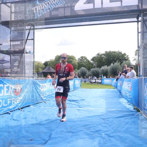 25.08.2024 - Elbe Triathlon Hamburg H.Heesch http://msf.ph/oto/6843106 25.08.2024 10:31:47 Ziel 75 meine-sportfotos.de
