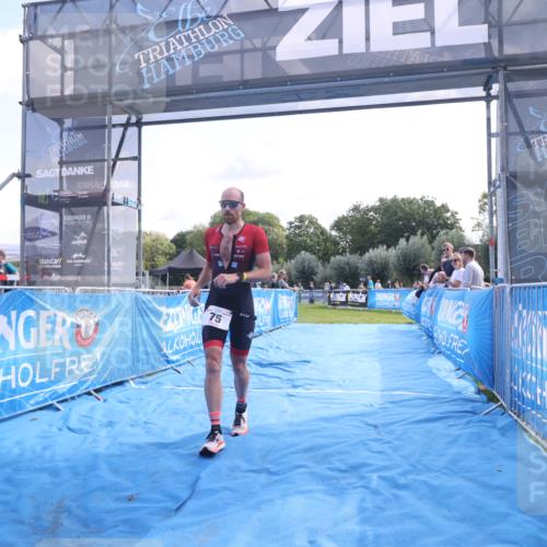 25.08.2024 - Elbe Triathlon Hamburg H.Heesch http://msf.ph/oto/6843120 25.08.2024 10:31:47 Ziel 75 meine-sportfotos.de