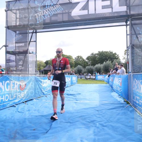 25.08.2024 - Elbe Triathlon Hamburg H.Heesch http://msf.ph/oto/6843132 25.08.2024 10:31:47 Ziel 75 meine-sportfotos.de