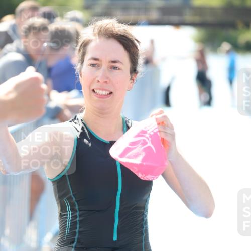 25.08.2024 - Elbe Triathlon Hamburg H.Heesch http://msf.ph/oto/6843177 25.08.2024 14:37:50 Schwimmen  meine-sportfotos.de