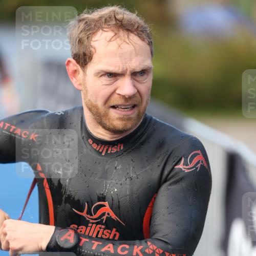 25.08.2024 - Elbe Triathlon Hamburg H.Heesch http://msf.ph/oto/6843215 25.08.2024 08:46:12 Schwimmen 123, 126, 131, 138, 149, 154, 160, 179, 184 meine-sportfotos.de
