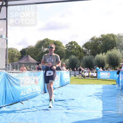 25.08.2024 - Elbe Triathlon Hamburg H.Heesch http://msf.ph/oto/6843252 25.08.2024 10:32:07 Ziel 98 meine-sportfotos.de