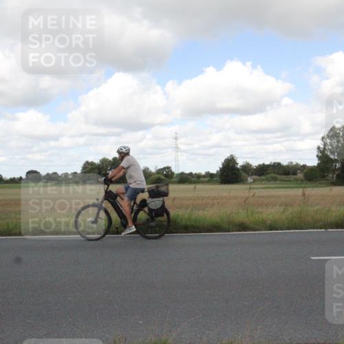 25.08.2024 - Elbe Triathlon Hamburg Fuchs,  Jonas http://msf.ph/oto/6843263 25.08.2024 12:08:46 Radfahren  meine-sportfotos.de