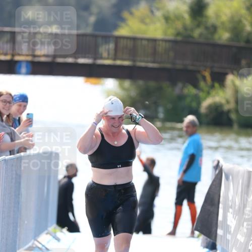 25.08.2024 - Elbe Triathlon Hamburg H.Heesch http://msf.ph/oto/6843443 25.08.2024 14:38:32 Schwimmen  meine-sportfotos.de