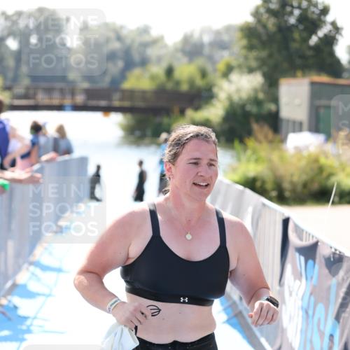 25.08.2024 - Elbe Triathlon Hamburg H.Heesch http://msf.ph/oto/6843572 25.08.2024 14:38:36 Schwimmen  meine-sportfotos.de
