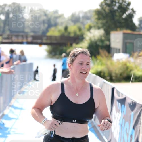 25.08.2024 - Elbe Triathlon Hamburg H.Heesch http://msf.ph/oto/6843577 25.08.2024 14:38:36 Schwimmen  meine-sportfotos.de