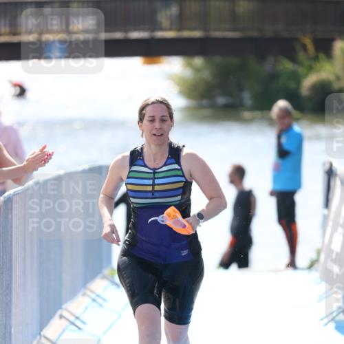 25.08.2024 - Elbe Triathlon Hamburg H.Heesch http://msf.ph/oto/6843812 25.08.2024 14:39:08 Schwimmen  meine-sportfotos.de