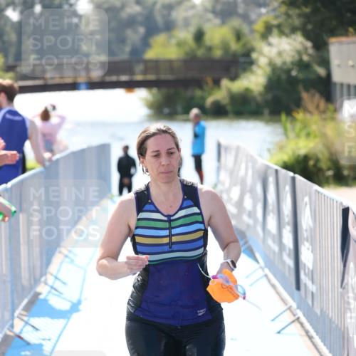 25.08.2024 - Elbe Triathlon Hamburg H.Heesch http://msf.ph/oto/6843913 25.08.2024 14:39:11 Schwimmen  meine-sportfotos.de